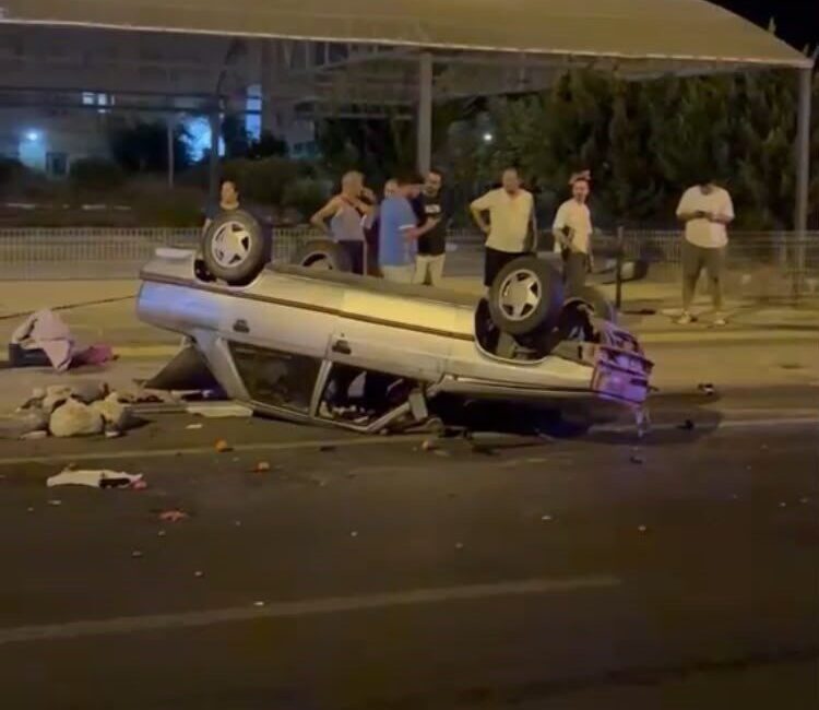 Mersin’in Erdemli ilçesinde park halindeki araca çarpan bir otomobilin devrilmesi
