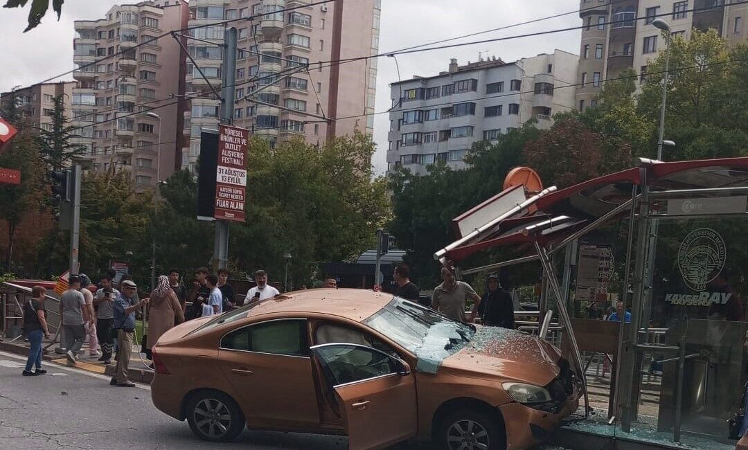 Kocasinan ilçesinde tramvay durağına giren bir otomobilde bulunan yaşlı bir