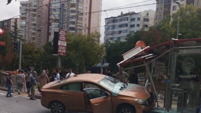Kocasinan ilçesinde tramvay durağına giren bir otomobilde bulunan yaşlı bir