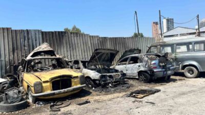 Bornova ilçesindeki bir olayda, bir araçta başlayan yangın diğer araçlara