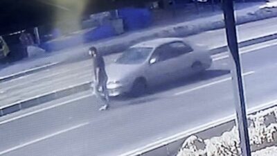 Mersin’de bir yayaya otomobil çarptı, kaza anı güvenlik kamerasına yansıdı.