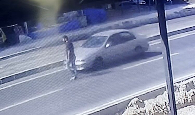Mersin’de bir yayaya otomobil çarptı, kaza anı güvenlik kamerasına yansıdı.