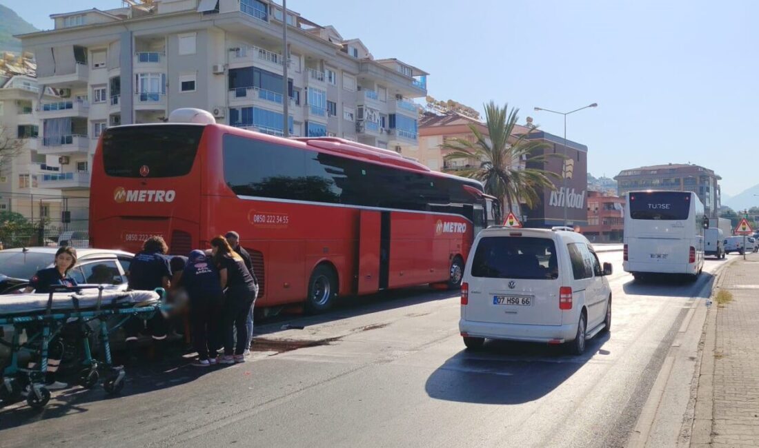 Alanya ilçesinde bir otomobilin yolcu otobüsüne çarptığı kaza sonucunda bir