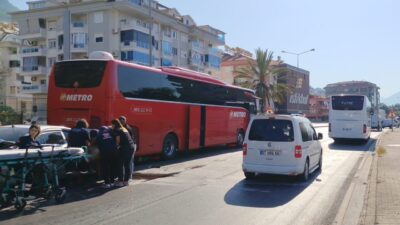 Alanya ilçesinde bir otomobilin yolcu otobüsüne çarptığı kaza sonucunda bir