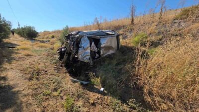 Manisa’nın Salihli ilçesinde bir otomobilin sürücüsünün direksiyon hakimiyetini kaybetmesi sonucu
