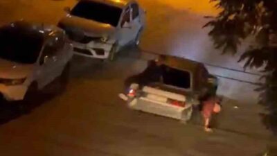 Şanlıurfa’da otomobilin bagaj üstünde oturan gençlerden biri, sürücü aniden fren