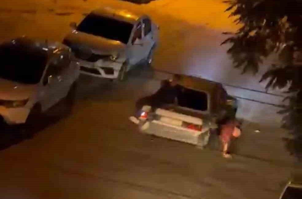 Şanlıurfa’da otomobilin bagaj üstünde oturan gençlerden biri, sürücü aniden fren