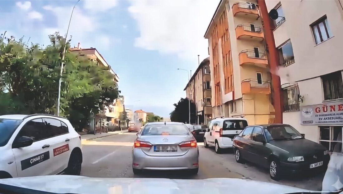 Bolu’da seyir halindeki bir aracın sürücüsü, arabasının camından çöp atarak