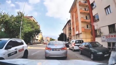 Bolu’da seyir halindeki bir aracın sürücüsü, arabasının camından çöp atarak
