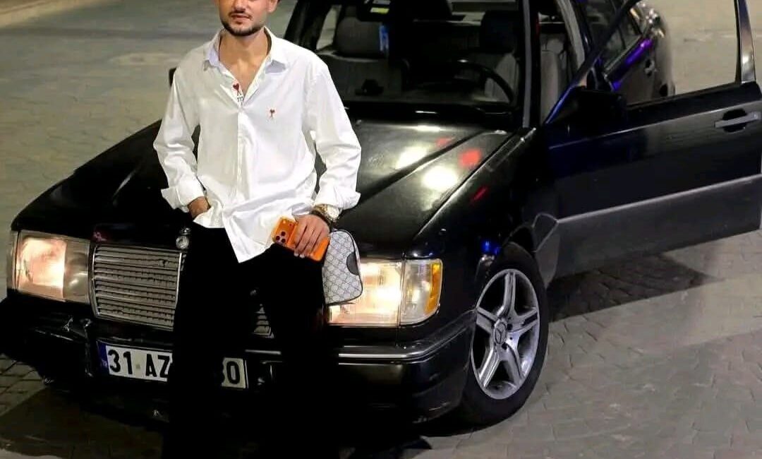 Hatay’ın Antakya ilçesinde, aynı yönde seyreden bir otomobile çarpan ve
