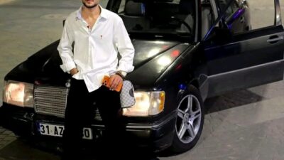 Hatay’ın Antakya ilçesinde, aynı yönde seyreden bir otomobile çarpan ve