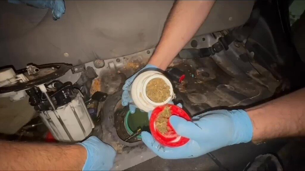 Kocaeli’nin İzmit ilçesinde polis ekipleri tarafından düzenlenen operasyonda, otomobilin gizli