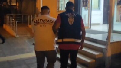 Mersin polisi, bir otomobilin camını taşlarla kırarak kaçan ve çeşitli