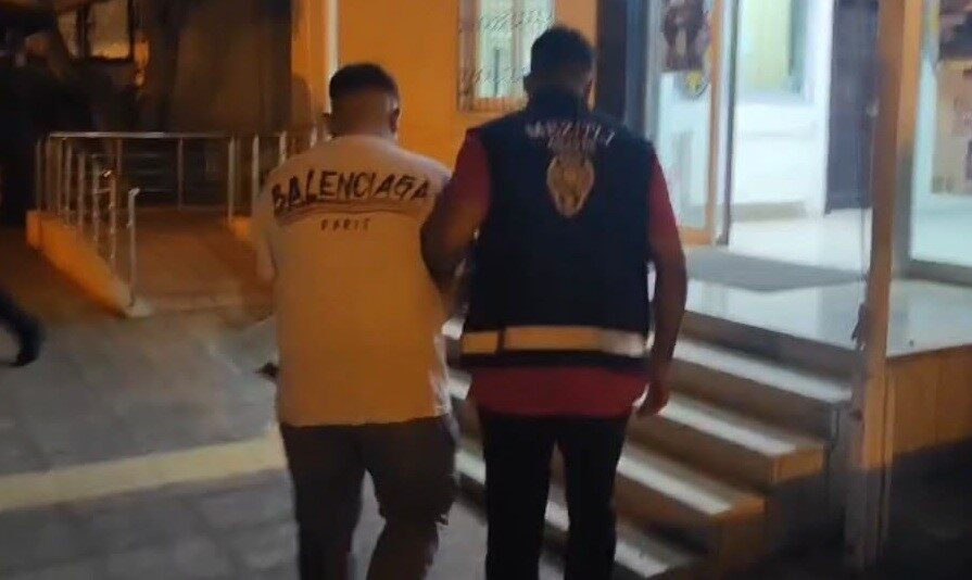 Mersin polisi, bir otomobilin camını taşlarla kırarak kaçan ve çeşitli