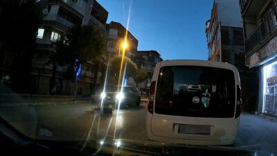 Bursa’nın Mustafakemalpaşa ilçesinde bir kadın, karşıdan karşıya geçmeye çalışırken bir