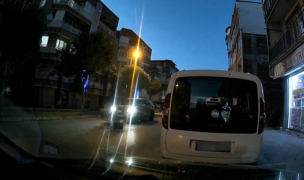 Bursa’nın Mustafakemalpaşa ilçesinde bir kadın, karşıdan karşıya geçmeye çalışırken bir