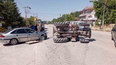 Tokat’ın Yeşilyurt ilçesinde meydana gelen trafik kazasında traktör ile otomobil