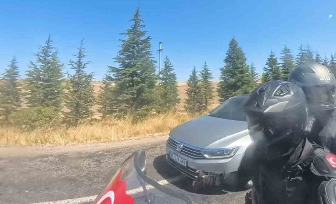 Eskişehir’de yaşanan olayda, seyir halindeki bir otomobilin, motosikleti çok yakından