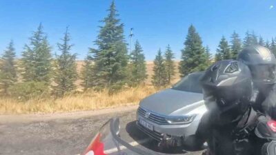 Eskişehir’de yaşanan olayda, seyir halindeki bir otomobilin, motosikleti çok yakından