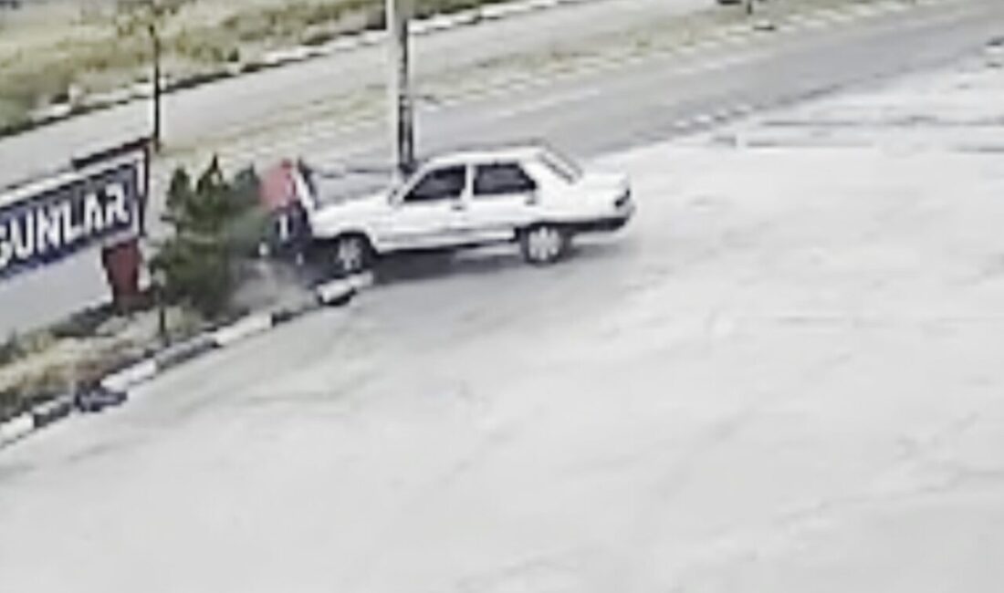 Aksaray’da bir otomobil refüjdeki aydınlatma direğine çarpıp devrildi, sürücü yaralandı.