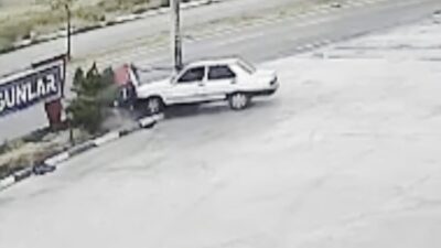 Aksaray’da bir otomobil refüjdeki aydınlatma direğine çarpıp devrildi, sürücü yaralandı.