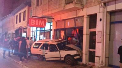 Afyonkarahisar’da bir otomobilin kontrolünü kaybetmesi sonucu zincir markete giriş anları