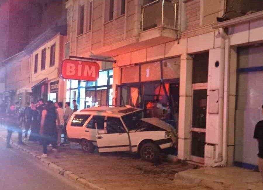 Afyonkarahisar’da bir otomobilin kontrolünü kaybetmesi sonucu zincir markete giriş anları