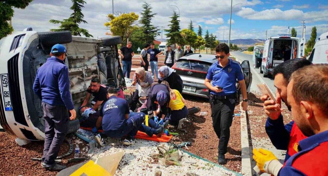 Afyonkarahisar’da meydana gelen trafik kazasında, iki otomobilin çarpışması sonucu 7