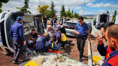 Afyonkarahisar’da meydana gelen trafik kazasında, iki otomobilin çarpışması sonucu 7