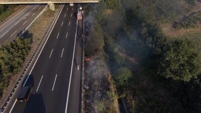 Anadolu Otoyolu’nun Düzce geçişinde, yol kenarına atılan bir izmarit yangına