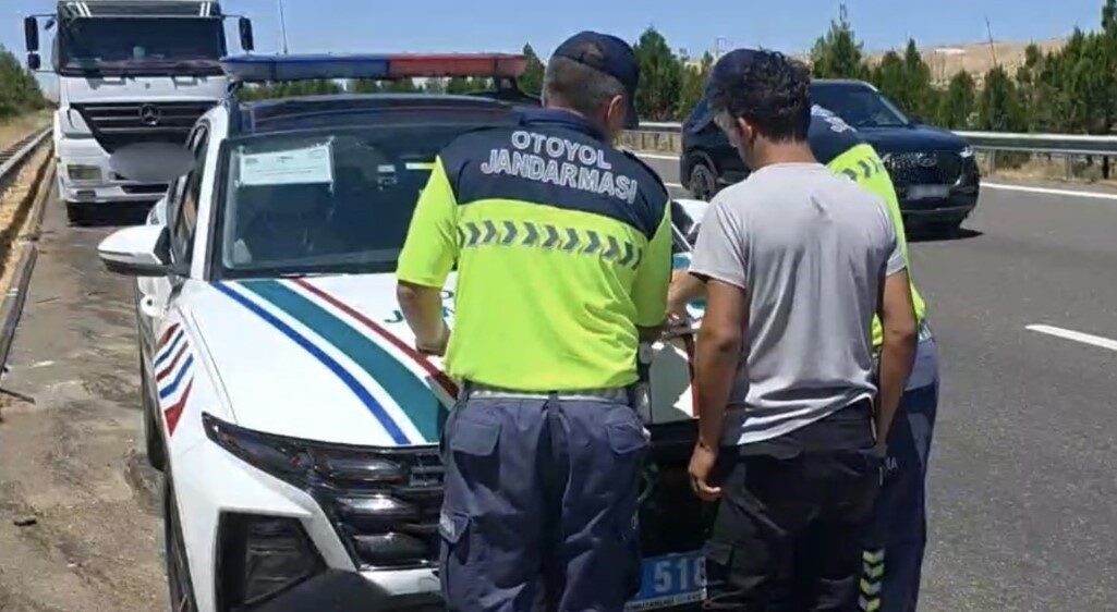 Gaziantep’te jandarma ekipleri, plakasını gizleyerek trafiğe çıkan bir araç sürücüsüne