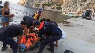 Marmaris ilçesi açıklarında seyreden özel bir tekne içerisinde yaralanan bir