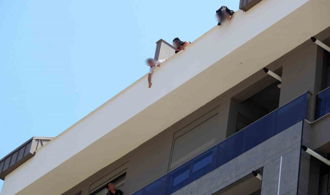 Antalya’da, bir grup işçi aylardır alacaklarını alamadıkları gerekçesiyle çatıya çıktı.