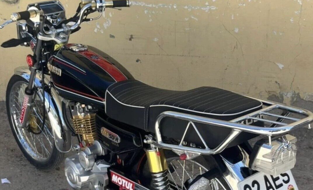 Adıyaman’da Yeşilyurt Mahallesi’nde park halinde bırakılan bir motosiklet, kimliği belirsiz