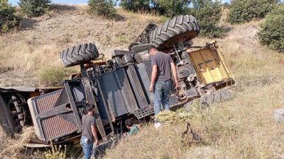 Tokat’ın Sulusaray ilçesinde bir biçerdöverin park halindeyken kendiliğinden hareket ederek