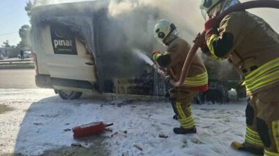Hatay’da seyir halindeyken alevlerle kaplanan ve patlama yaşanan minibüsteki yangın,