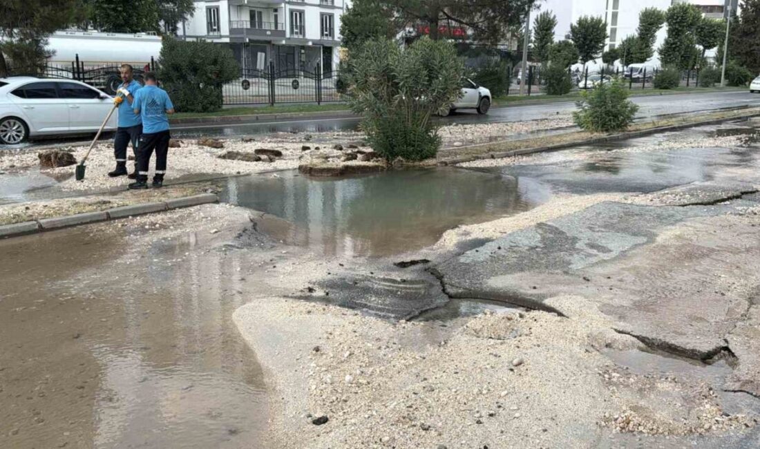 Adıyaman merkezinde, kara yolunun altından geçen su şebekesi hattının patlaması