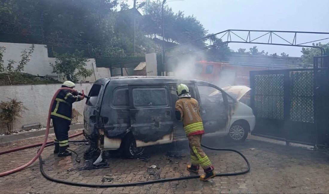Hatay’ın Payas ilçesine bağlı Sincan Mahallesi’nde park halindeyken alevlere teslim