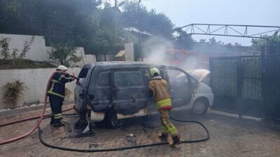 Hatay’ın Payas ilçesine bağlı Sincan Mahallesi’nde park halindeyken alevlere teslim