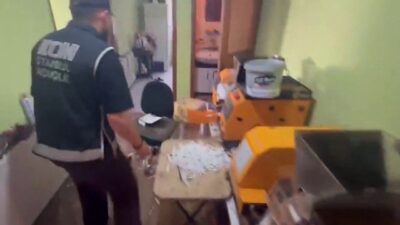 İstanbul’un Pendik ilçesinde düzenlenen kaçak tütün operasyonunda, polis ekipleri tarafından