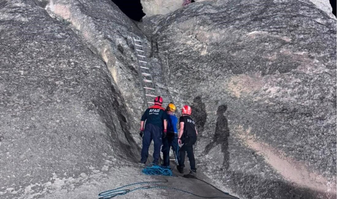 Çavuşin köyü yakınlarındaki Paşabağları ören yerindeki peribacasında sıkışan bir turist,
