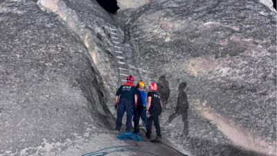 Çavuşin köyü yakınlarındaki Paşabağları ören yerindeki peribacasında sıkışan bir turist,