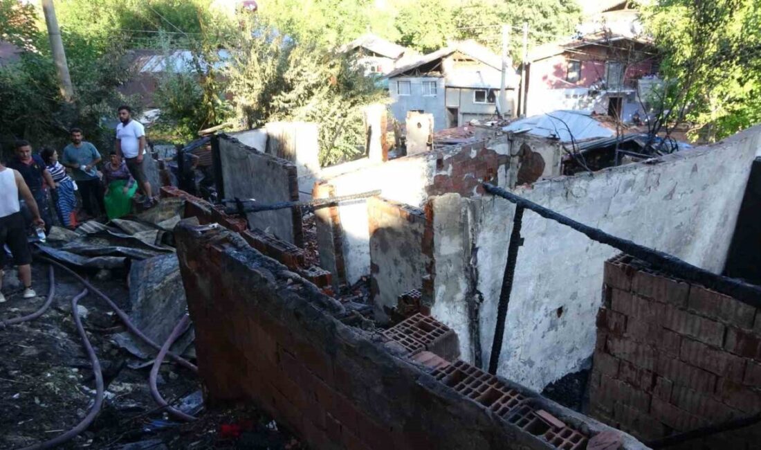 Kastamonu’nun Araç ilçesinde meydana gelen yangın sonucunda iki gecekondu tamamen