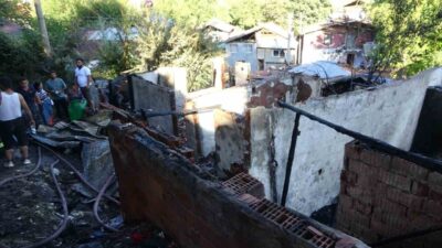 Kastamonu’nun Araç ilçesinde meydana gelen yangın sonucunda iki gecekondu tamamen