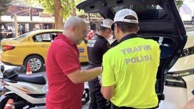Eskişehir’de gerçekleştirilen trafik denetiminde plakasız ve alkollü yakalanan bir motosiklet