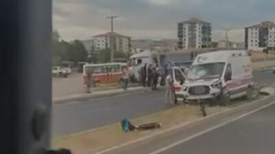 Polatlı ilçesinde meydana gelen trafik kazasında, ambulans ile otomobil çarpıştı