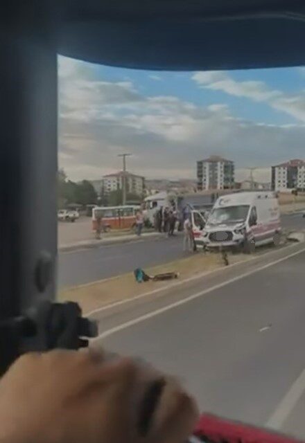Polatlı ilçesinde meydana gelen trafik kazasında, ambulans ile otomobil çarpıştı