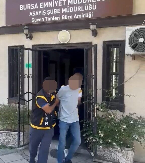Bursa İl Emniyet Müdürlüğü ekiplerinin, aranan kişilere yönelik düzenlediği operasyonlarda,