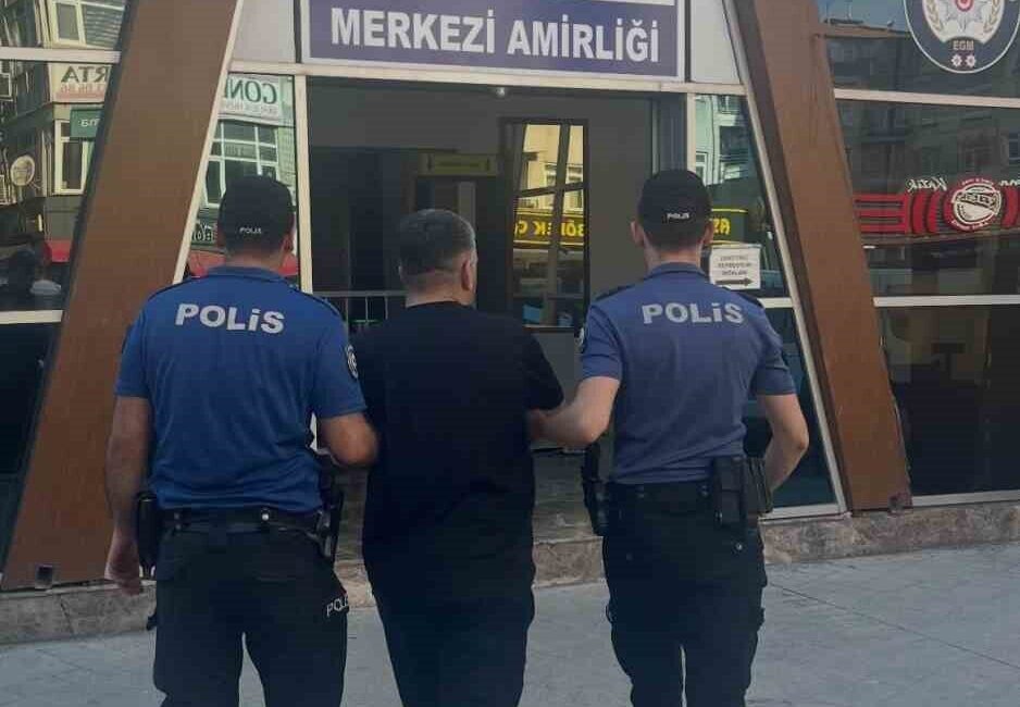 Kocaeli’nin İzmit ilçesinde polisleri fark eden bir kişi tarafından 4