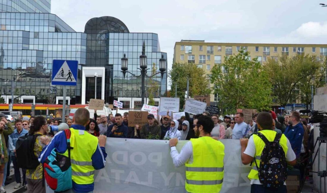 Varşova Valiliği önünde düzenlenen protestoda, Polonya’nın başkenti Varşova’da ikamet işlemlerinin